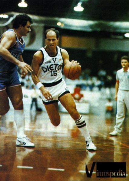 Silvester in azione contrastato da Sacchetti